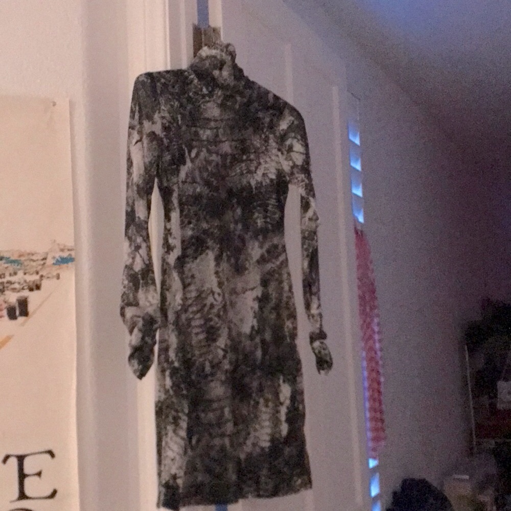 Snake print light material long sleeved over elbow with lose/tight collar dress!